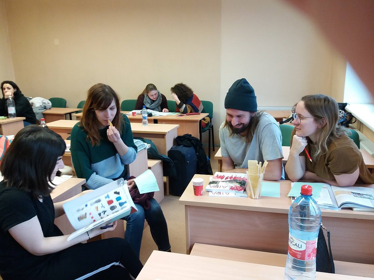 Studenti sarunu laikā. Attēls: Agnese Ruiga